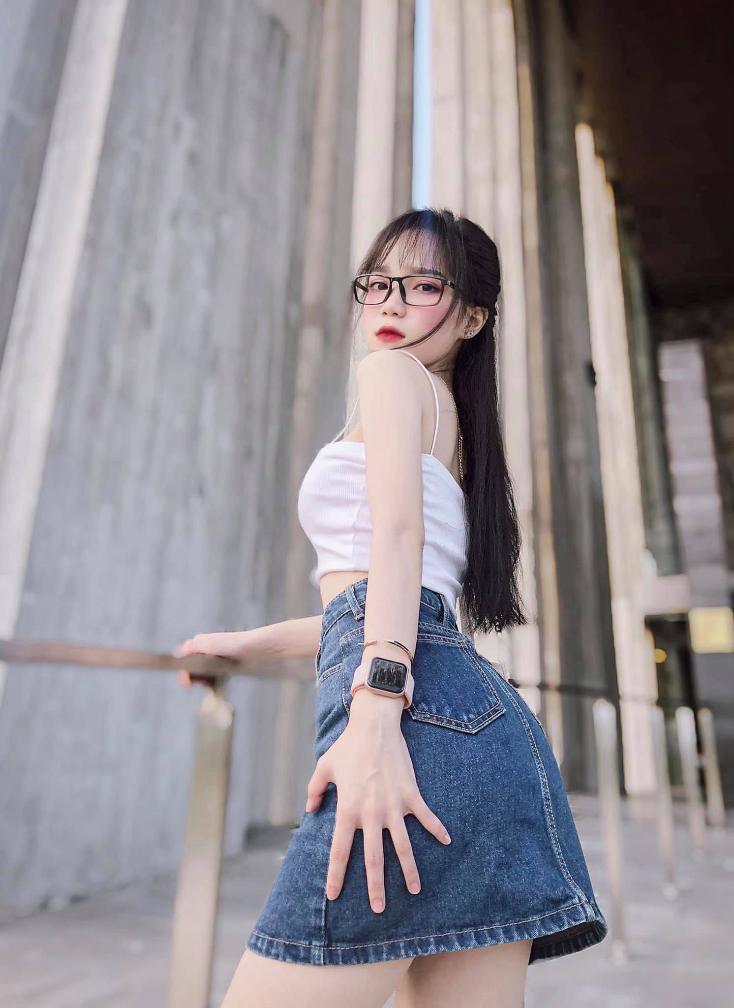 Ảnh cute ảnh gái xinh tóc dài đeo kính che mặt Tuệ Nhi cực chất nhìn là mê