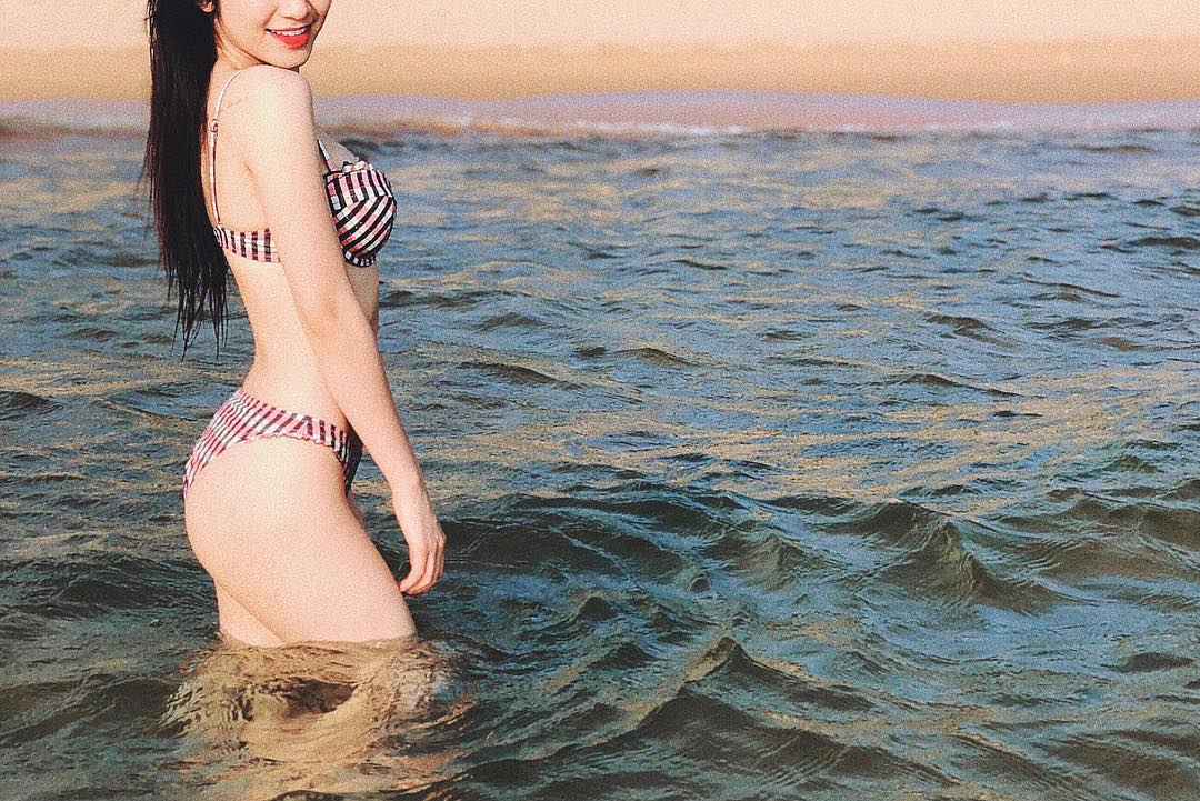 Hình Hòa Minzy mặc bikini sexy gợi cảm hấp dẫn