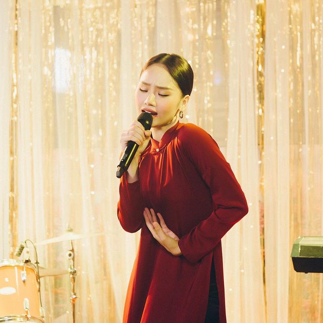 Top ca sĩ Miu Lê sexy quyến rũ