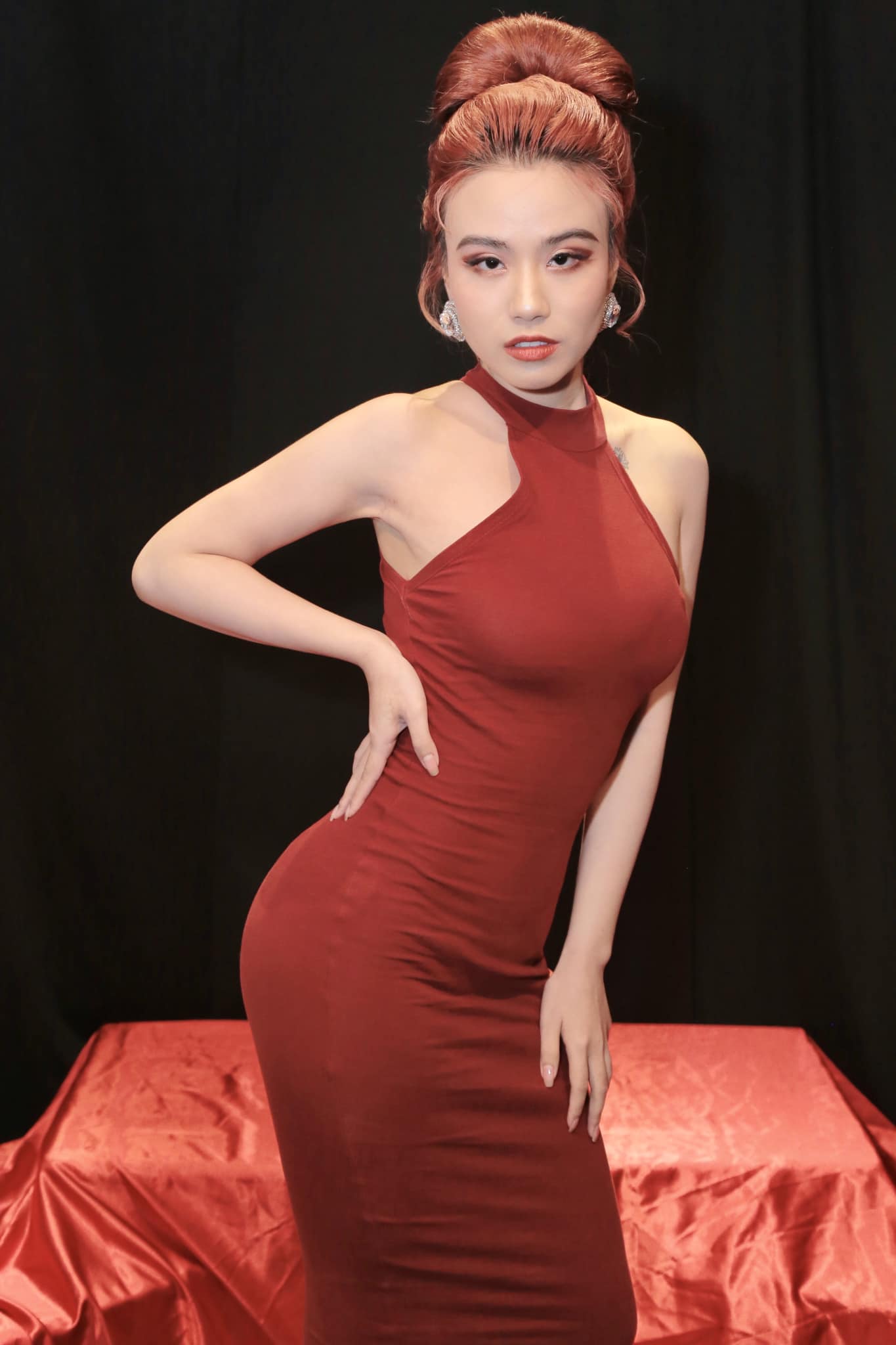 Ngắm hình diễn viên Linh Miu xinh xắn với vòng 1 căng tròn