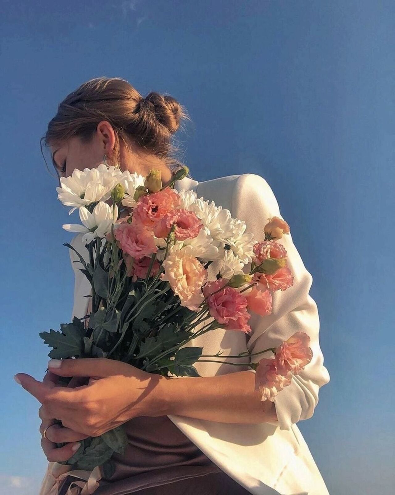 Download ảnh cô gái cầm hoa hướng dương che mặt đáng yêu