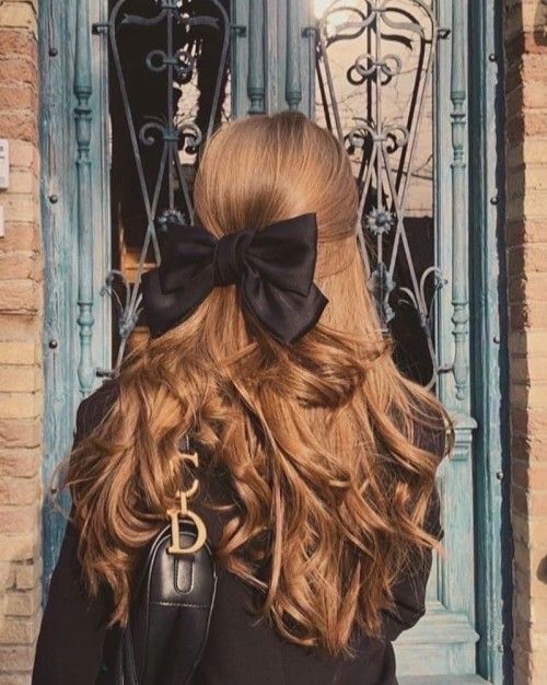 Hình ảnh cô gái tóc dài quay lưng cực kỳ đáng yêu