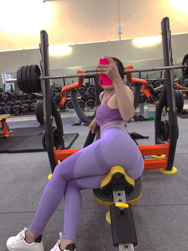 Mông gái tập gym mặc quần thun bó sát chân dài hấp dẫn
