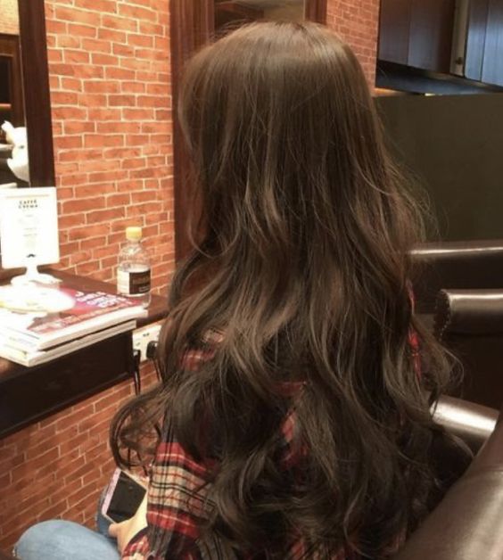 Hình ảnh cô gái tóc dài quay lưng hot mạng xã hội